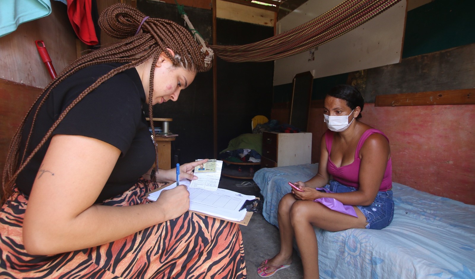 assistente social conversa com moradora da comunidade gengibre